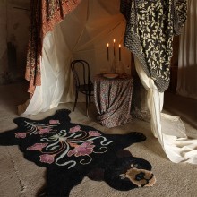 Doing Goods Orso Nero Blooming XL Tappeto 241x164 cm - Agof Store