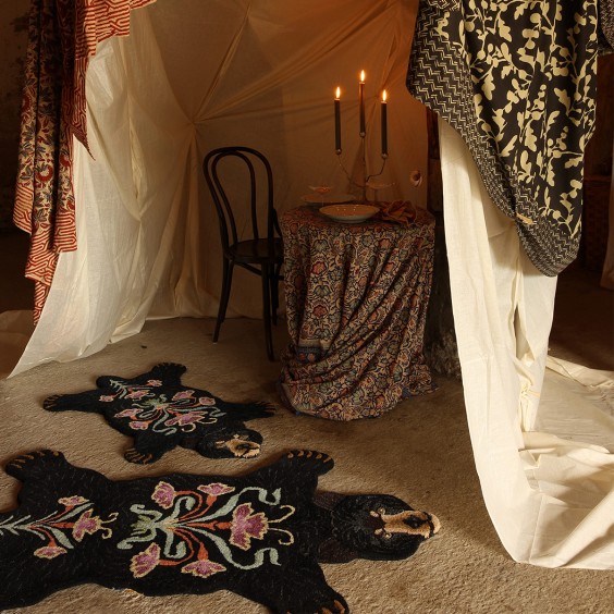 Doing Goods Orso Nero Blooming XL Tappeto 241x164 cm - Agof Store