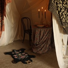 Doing Goods Blooming Schwarzbär klein Teppich 100x66 cm - Agof Store