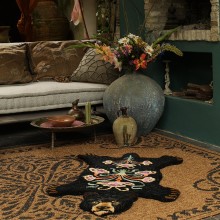 Doing Goods Orso Nero Blooming piccolo Tappeto 100x66 cm - Agof Store