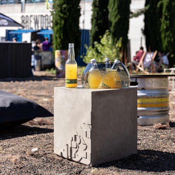 Lyon Béton Curb Side Table With Vase - Agof Store