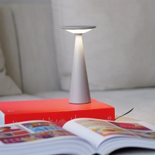 Damina Pro Lampada ricaricabile da tavolo Zafferano - Agof Store Damina Pro Lampada ricaricabile da tavolo Zafferano - Agof Store