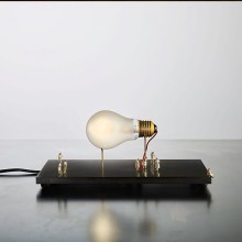 I ricchi poveri Monument for a bulb Lampada da tavolo Ingo Maurer - Agof Store I ricchi poveri Monument for a bulb Lampada da tavolo Ingo Maurer - Agof Store