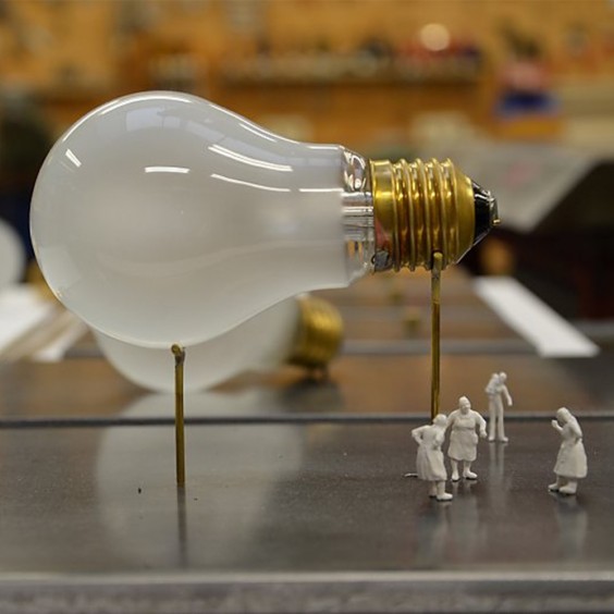 Ingo Maurer I ricchi poveri Monument for a bulb Tischleuchte - Agof Store