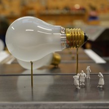 I ricchi poveri Monument for a bulb Lampada da tavolo Ingo Maurer - Agof Store I ricchi poveri Monument for a bulb Lampada da tavolo Ingo Maurer - Agof Store