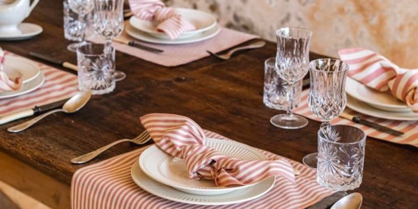 Cena con ospiti: suggerimenti per apparecchiare la tavola e accessori